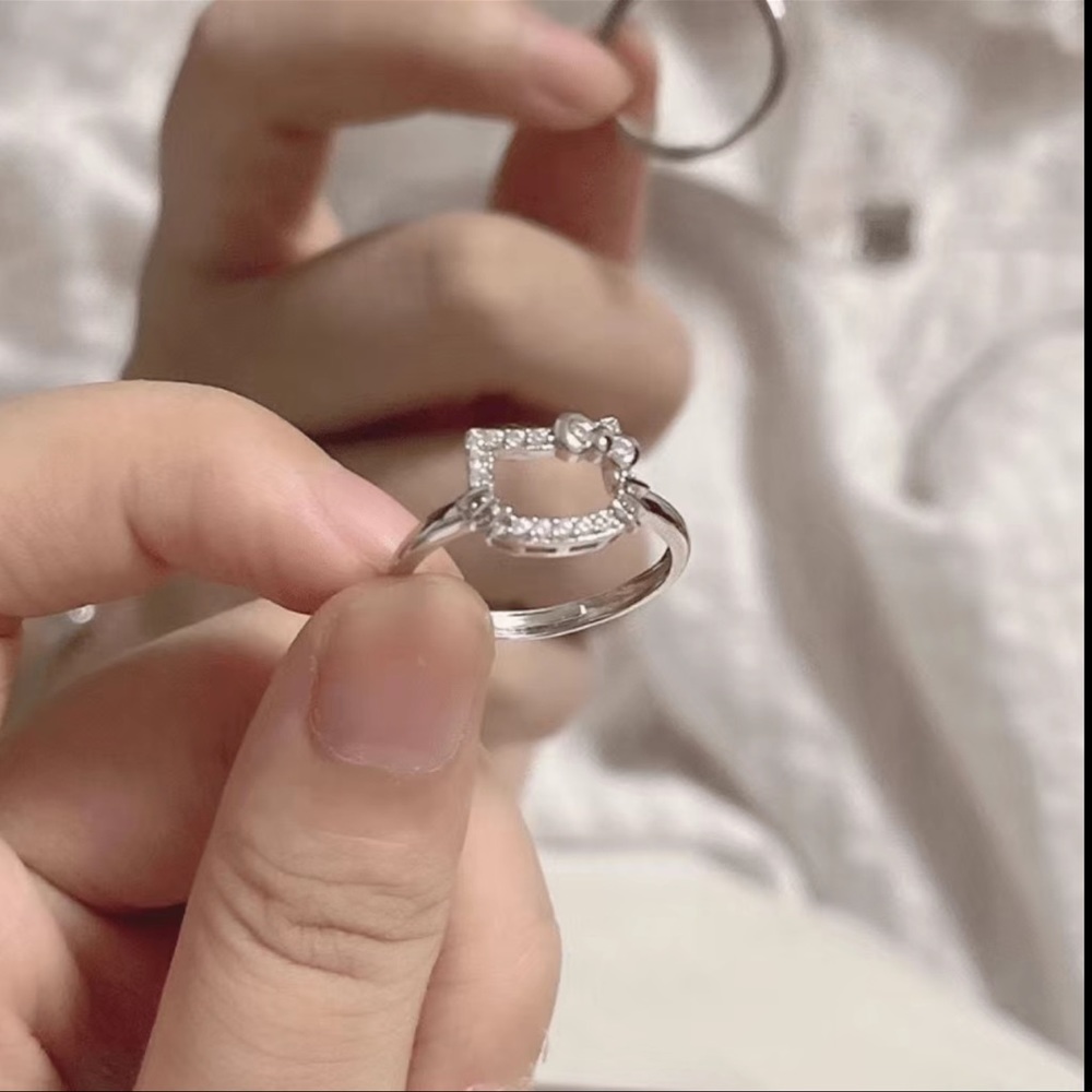 Hello Kitty Ring (adjustable to fit all sizes)